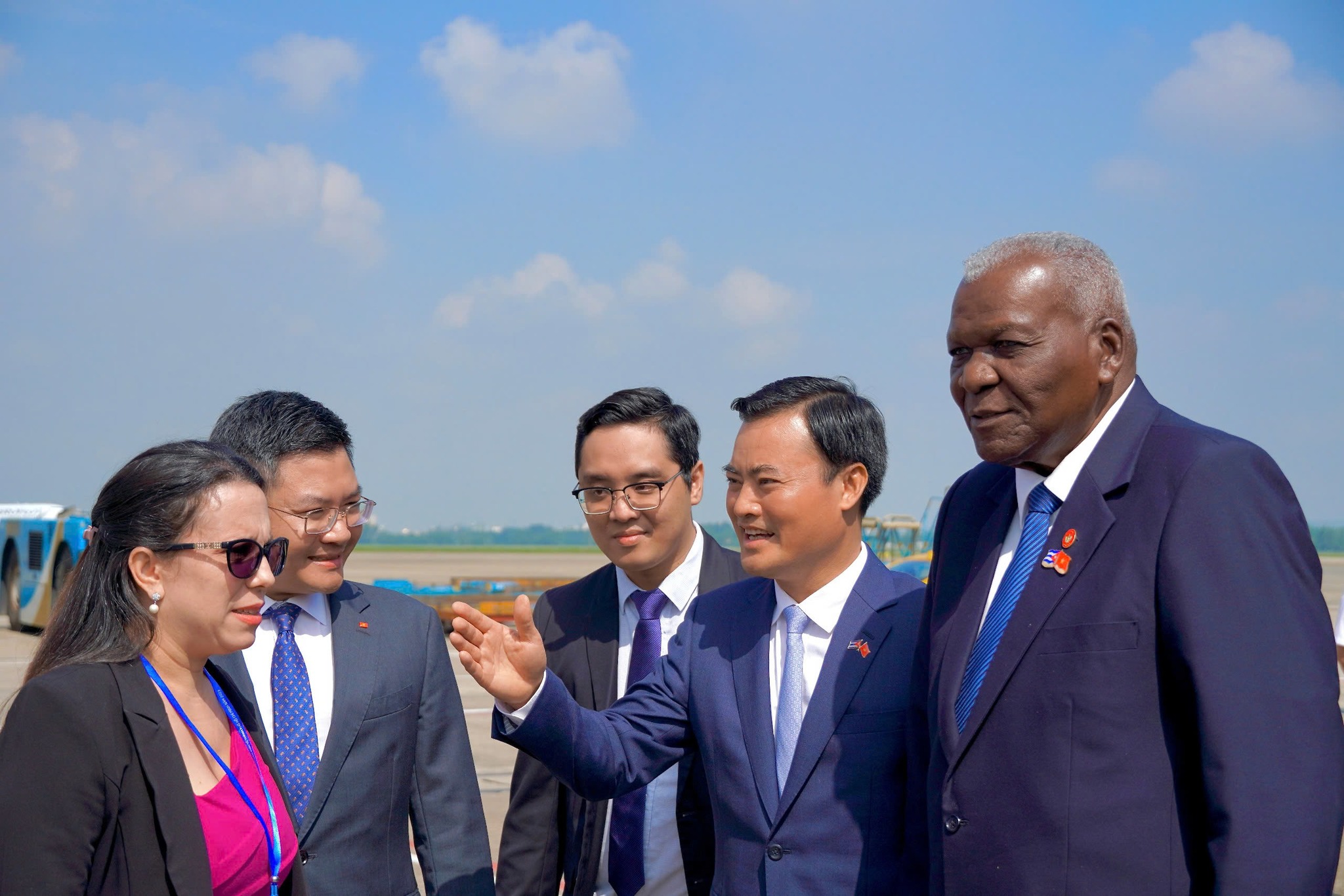 Chủ tịch Quốc hội Chính quyền Nhân dân Cuba Esteban Lazo Hernandez đến TP. Hồ Chí Minh trong khuôn khổ chuyến thăm Việt Nam và đồng chủ trì Phiên họp lần thứ hai Ủy ban liên nghị viện Việt Nam - Cuba.