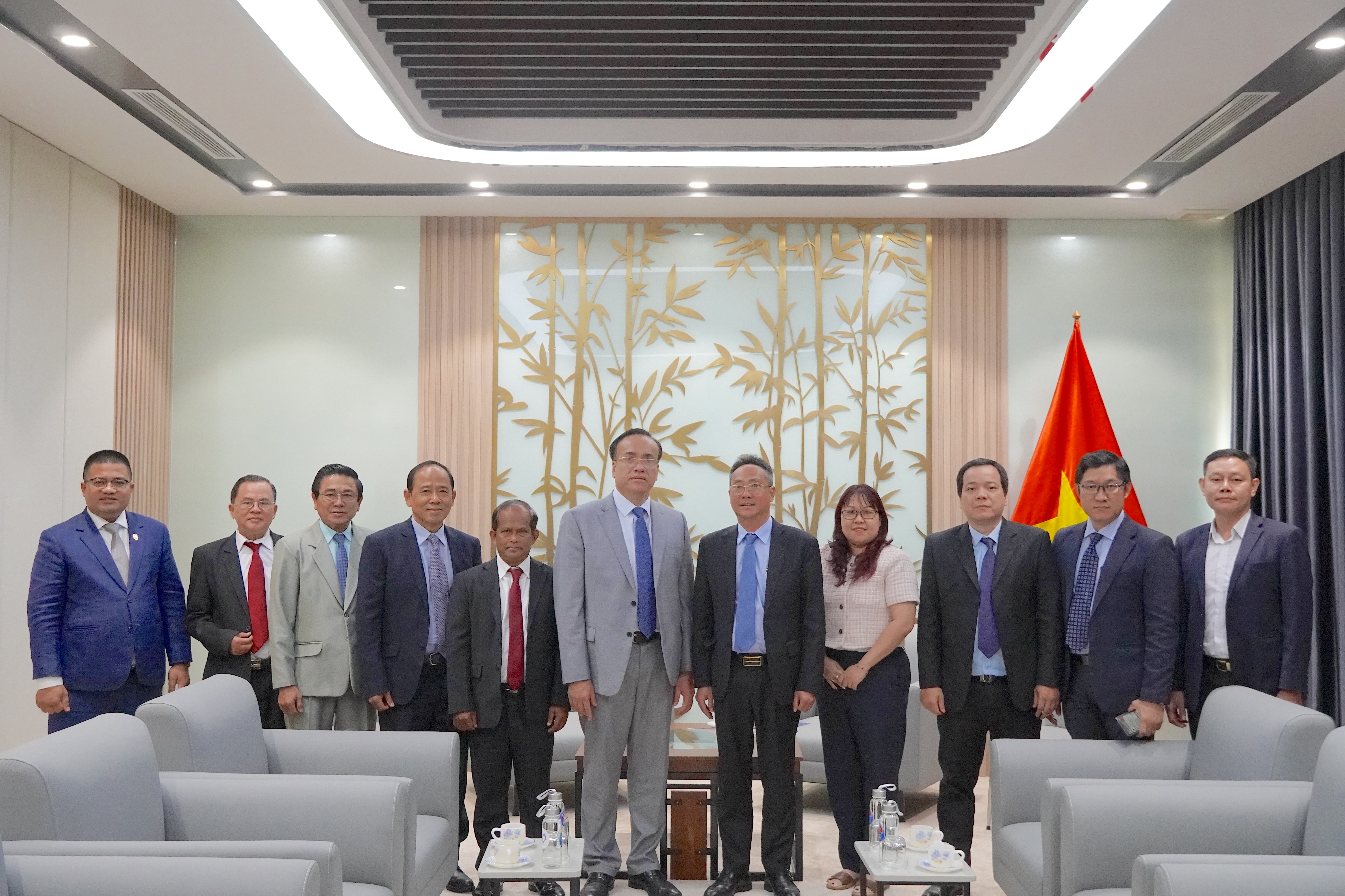 Quyền Giám đốc Sở Ngoại vụ Thành phố Hồ Chí Minh tiếp Tổng Lãnh sự Campuchia tại Thành phố Hồ Chí Minh chào từ biệt nhân dịp kết thúc nhiệm kỳ công tác