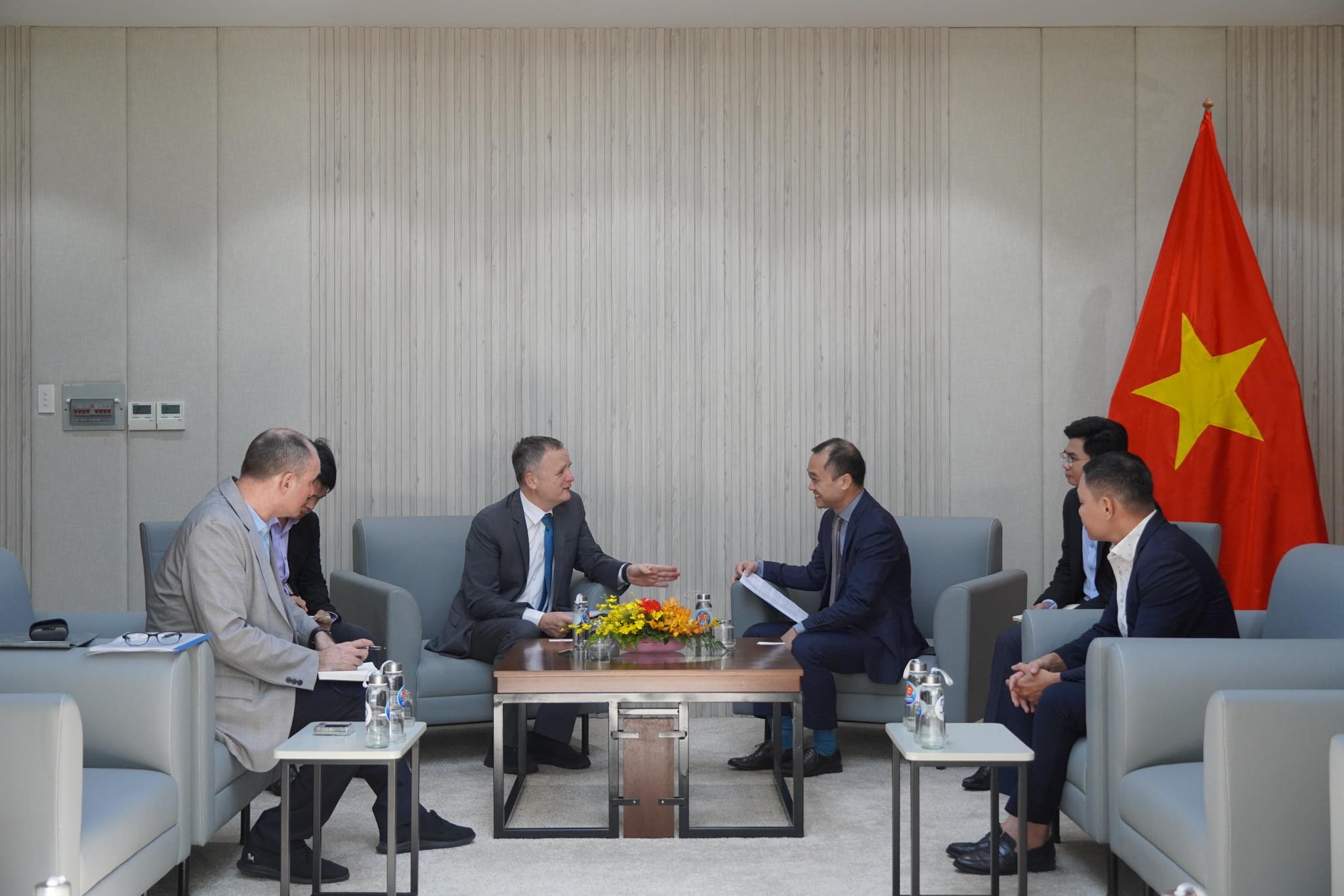 Phó Giám đốc Sở Ngoại vụ TPHCM tiếp Đại sứ Slovenia tại Trung Quốc kiêm nhiệm Việt Nam đến chào xã giao.