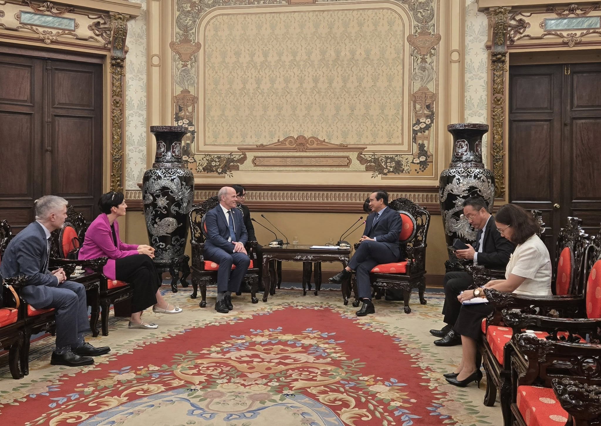 Đồng chí Nguyễn Văn Được, Ủy viên Trung ương Đảng, Phó Bí thư Thành ủy, Chủ tịch UBND TPHCM, đã tiếp tân Đại sứ Canada tại Việt Nam James Nickel.