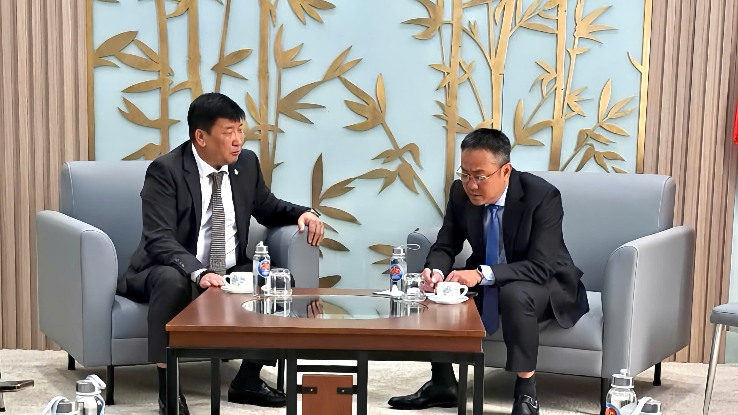 Giám đốc Sở Ngoại vụ tiếp Đại sứ Mông Cổ chào từ biệt