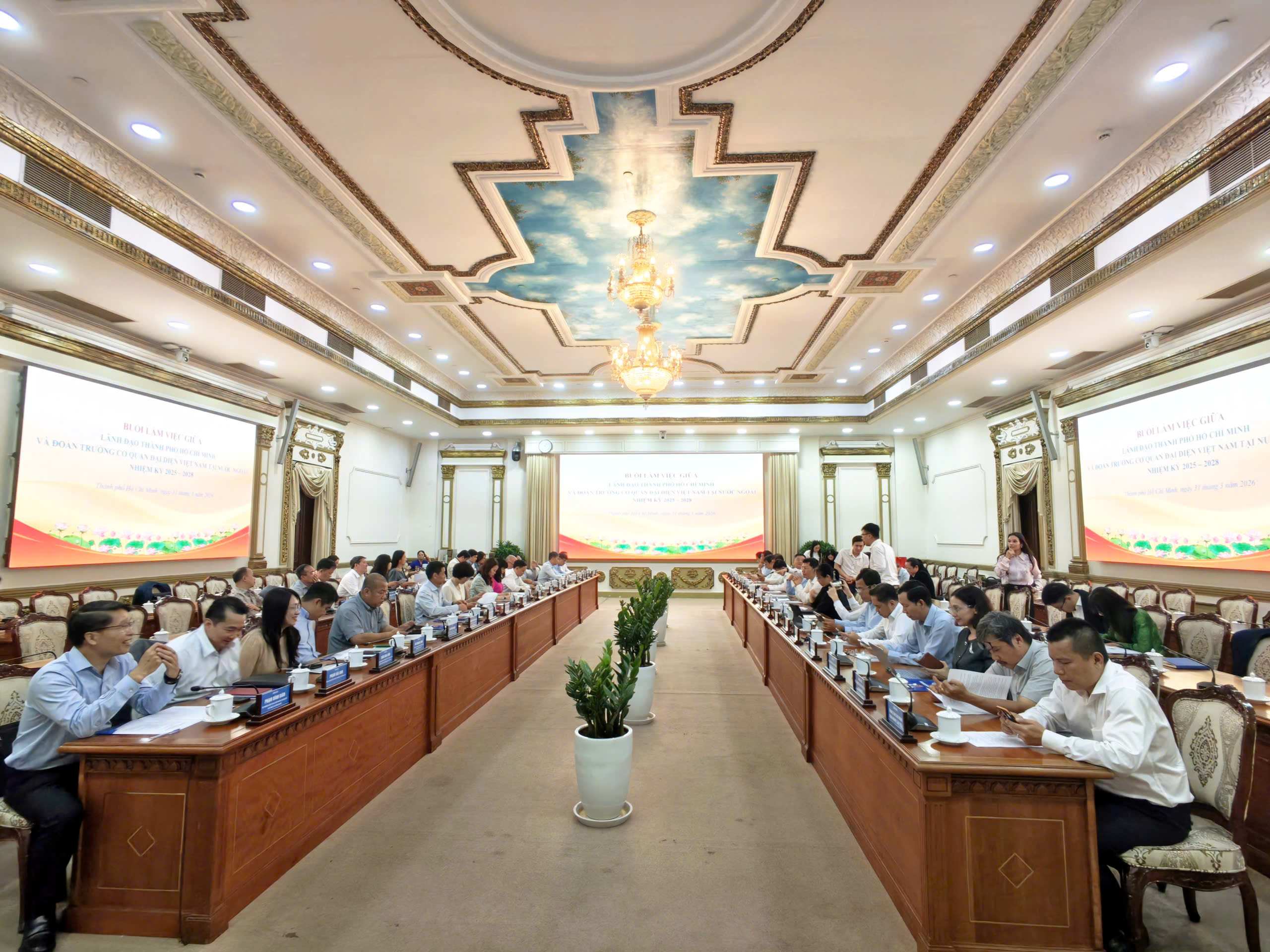 Trưởng Cơ quan đại diện Việt Nam ở nước ngoài nhiệm kỳ 2025-2028 làm việc với UBND TP. Hồ Chí Minh và đại diện các địa phương phía Nam