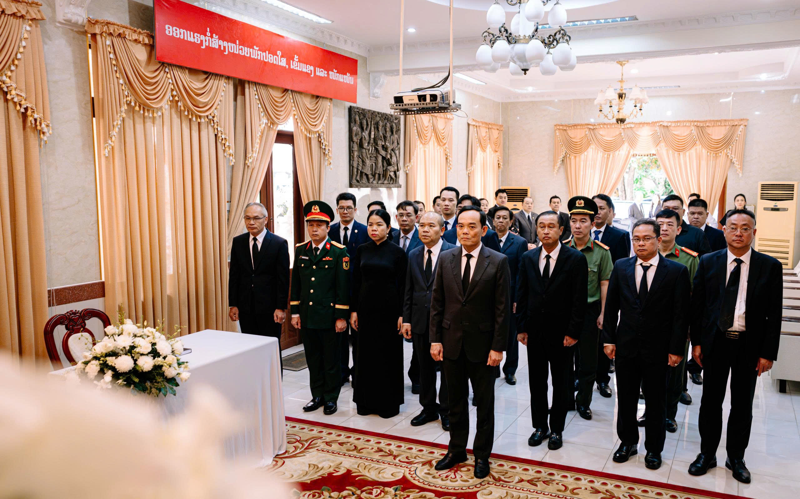 Lãnh đạo Thành phố Hồ Chí Minh viếng đồng chí Saysomphone Phomvihane, Ủy viên Bộ Chính trị, Chủ tịch Quốc hội Lào